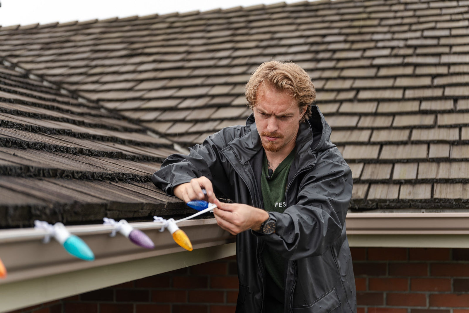 8 Signs You're a Christmas Light Installer